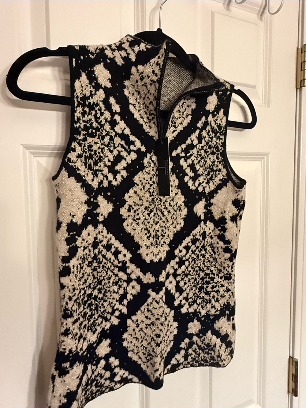 Tahari-NWT-Sleeveless Knit Zip Mock Neck Top - Black & Cream